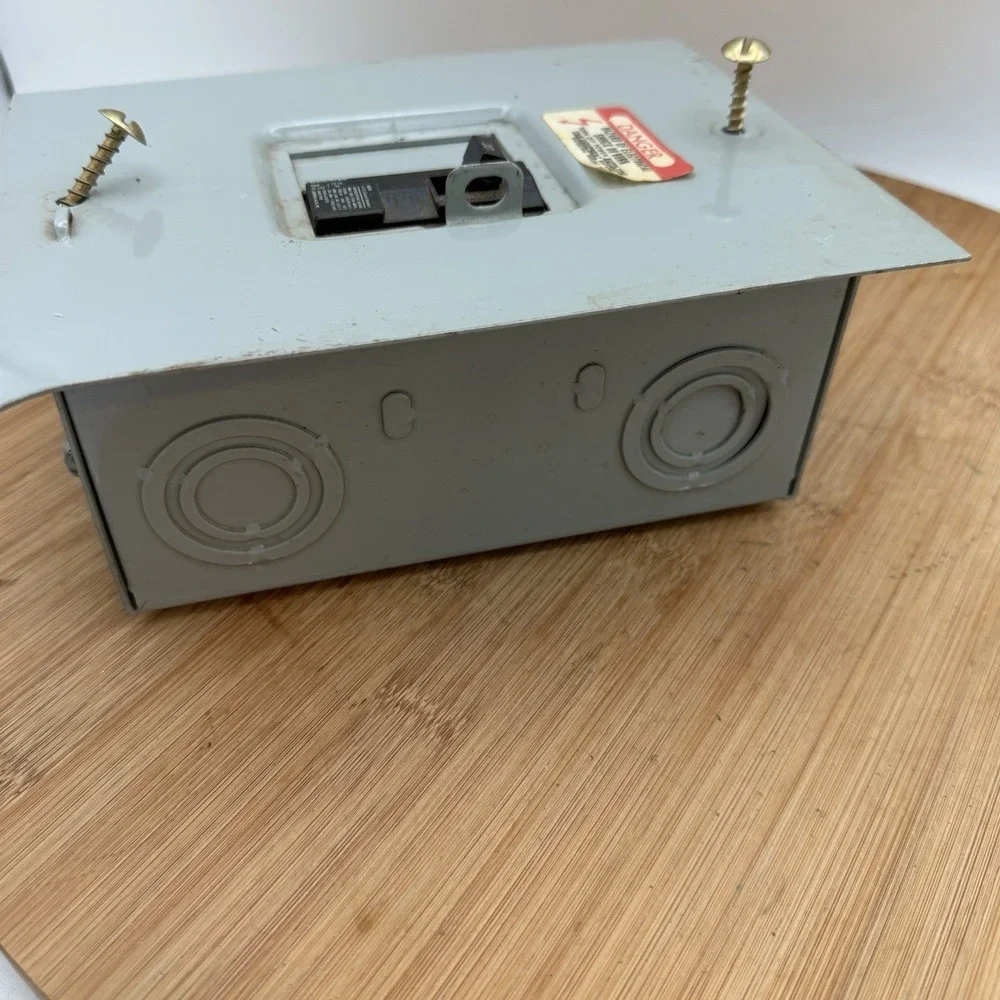 I-T-E Indoor Load Center 60 AMP Type 1 E0204ML1060F&S with 20 AMP